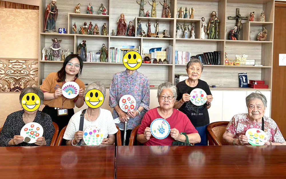 「妙手生花，拾忆童趣」颐康院长者手工花DIY活动