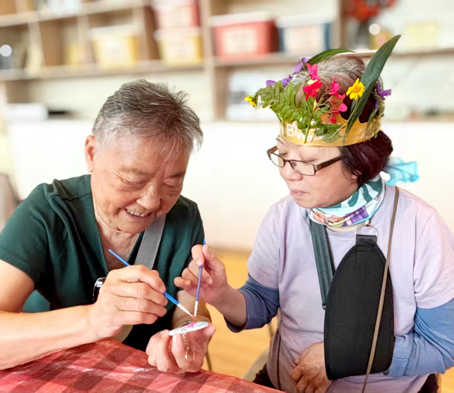 2025年8月27日「乐龄花语」园艺治疗小组之花环与植物拓印挂件DIY